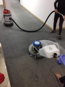 Dùng hóa chất giặt thảm và máy chà sàn để vệ sinh tẩy thảm 